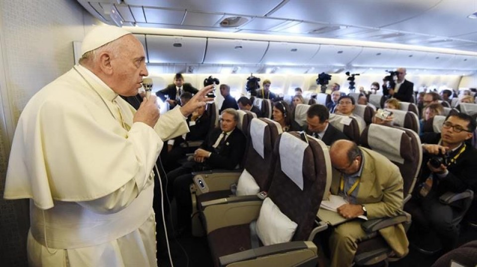El Papa, ante los periodistas durante el vuelo de vuelta desde Corea del Sur.
