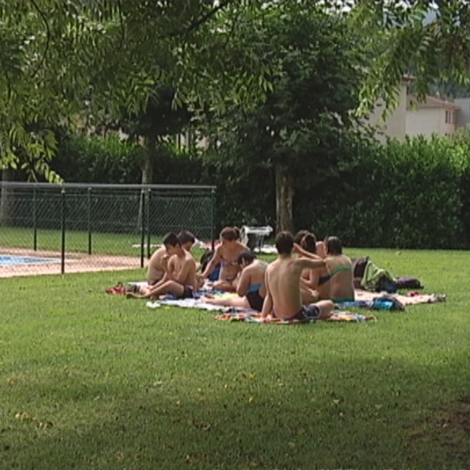 Jóvenes de la asociación Gautena en una piscina