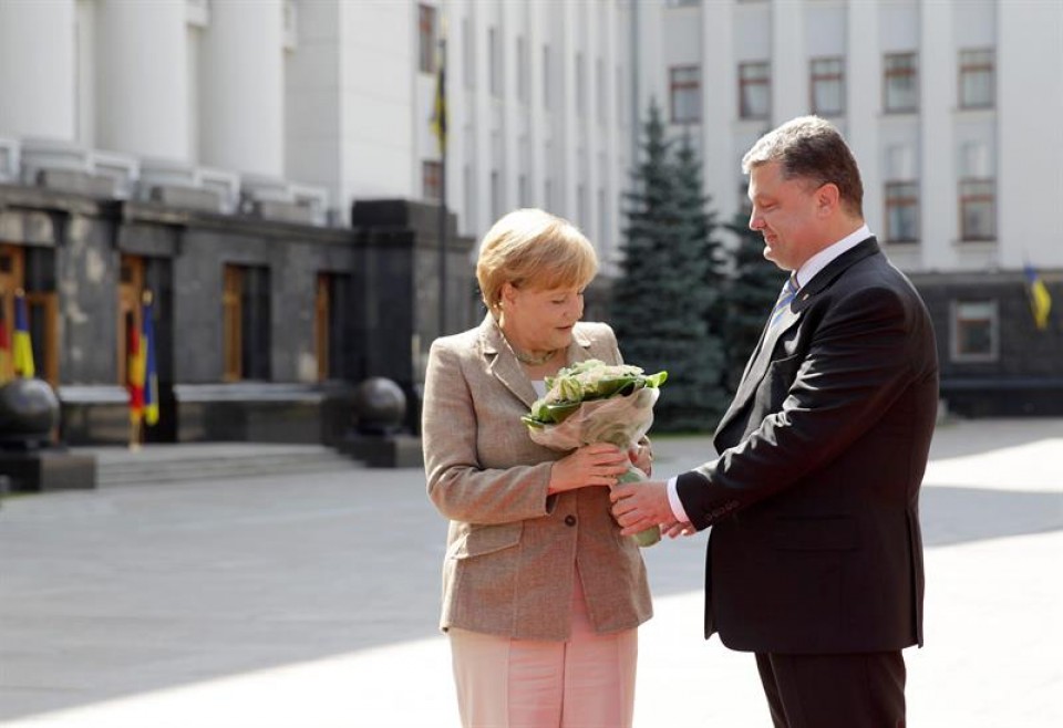 Petro Poroshenko junto a la cancillera alemana Angela Merkel ayer en Kiev. Foto: EFE