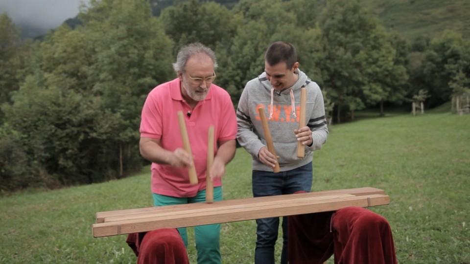 Txalaparta jotzen Txindokin