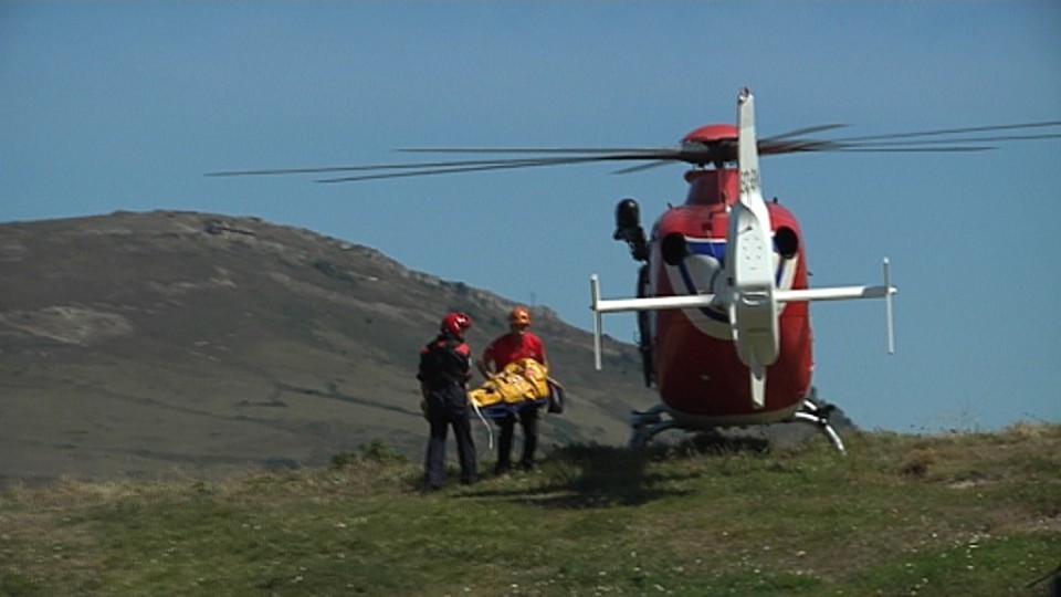 La Ertzaintza traslada el cuerpo de la fallecida desde el helicóptero. Foto: EiTB