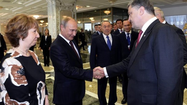 Putin y Poroshenko ayer en el encuentro que tuvieron en Minsk. Foto de archivo: EFE