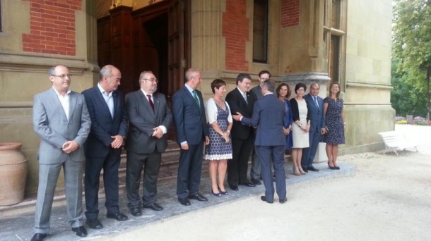 Urkullu saluda a los consejeros vascos, en el Palacio Miramar. Foto: Irekia.