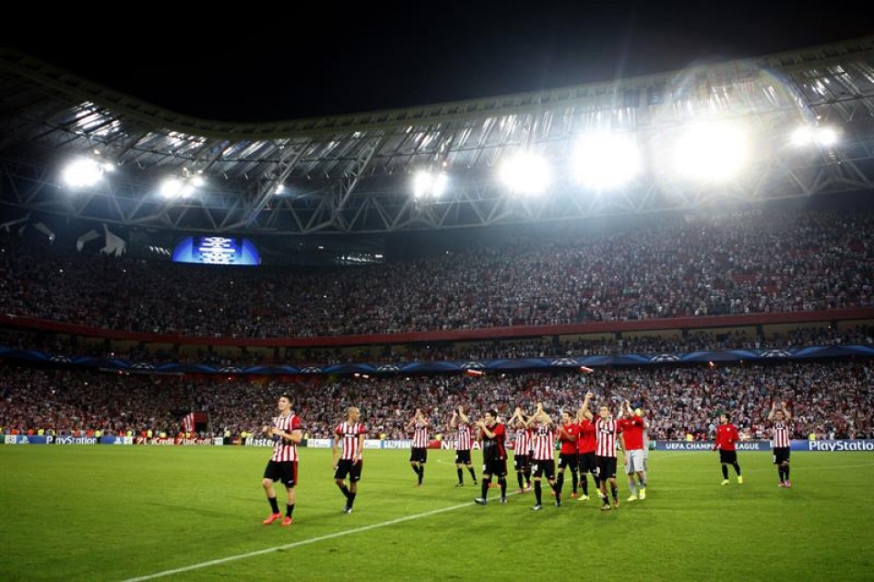 Jokalariak, harmailetako zaleekin garaipenak ospatzen