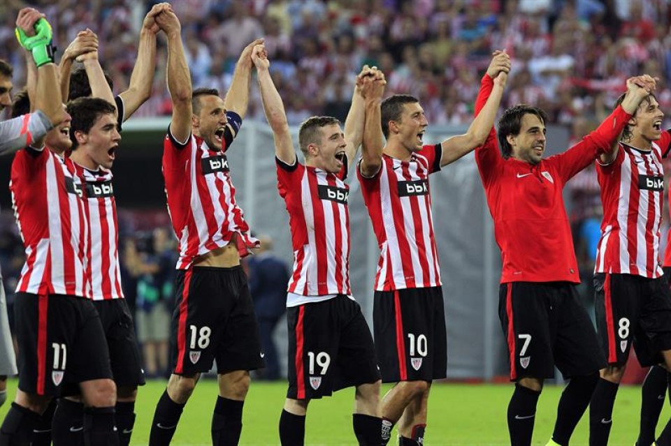 Jokalariak, harmailetako zaleekin garaipenak ospatzen