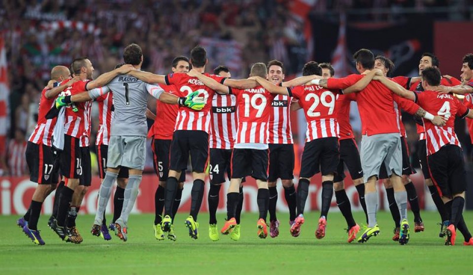 Jokalariak, harmailetako zaleekin garaipenak ospatzen