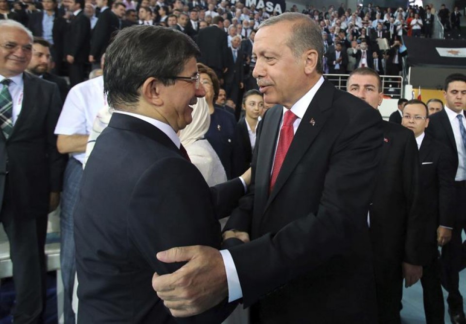 Recep Tayyip Erdogan, a la derecha, saluda a Ahmet Davutoglu. Foto: EFE.