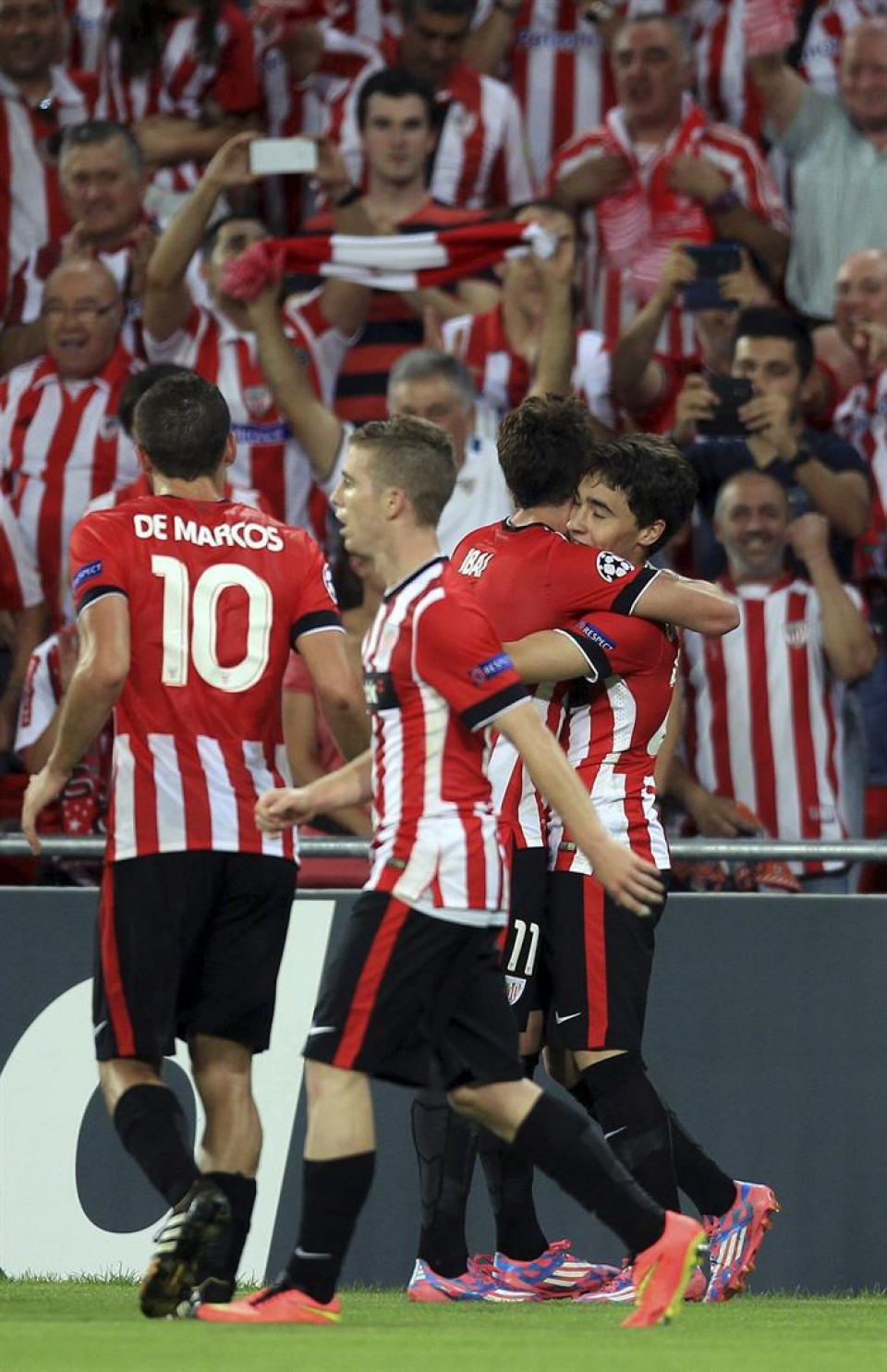 Ibai eta Unia Lopez besarkaturik