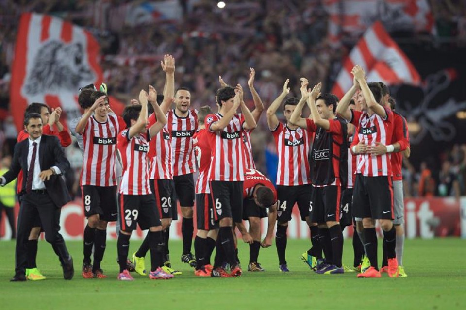 Jokalariak, harmailetako zaleekin garaipenak ospatzen