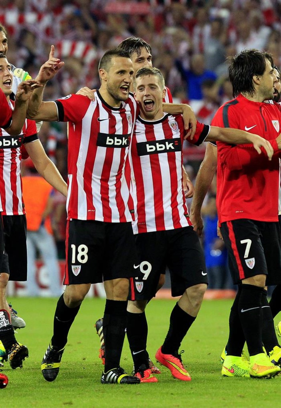 Carlos Gurpegui eta Iker Muniain pozarren Napoliren aurkako partidaren ostean