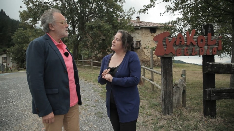 Txakolia dastatzen Llodion