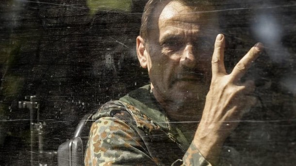 Soldado de la República de Donetsk hace la uve de victoria. Foto: EFE