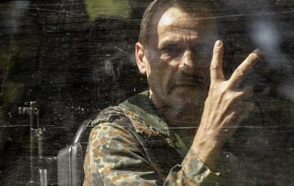 Soldado de la República de Donetsk hace la uve de victoria. Foto: EFE