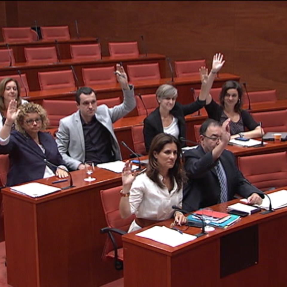 Kataluniako Parlamentuak aho batez onartu du Pujolen agerraldia