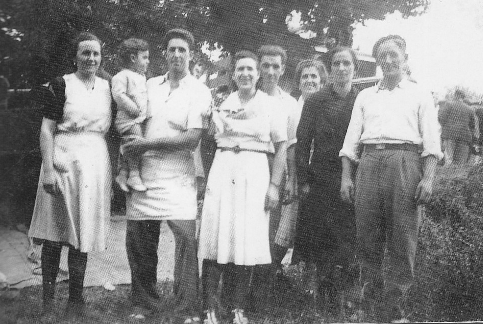 Jose Antonio, Pedro Mari Garro osabaren besoetan, guraso eta senideekin, Arrateko Ama Birjinaren egunean. 1943