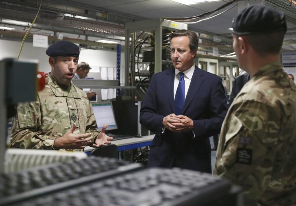 David Cameron junto a militares en una base en Gales.