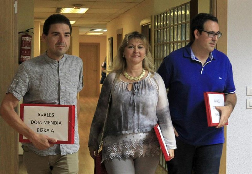 Gloria Sánchez, Mikel Durán e Iván Calderón con los avales de Idoia Mendia. Imagen: EFE