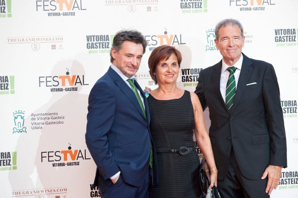 Felix Linares ''La Noche De...'' saioaren aurkezlea bere emaztearekin eta Joseba Fiestras FesTValeko zuzendariarekin