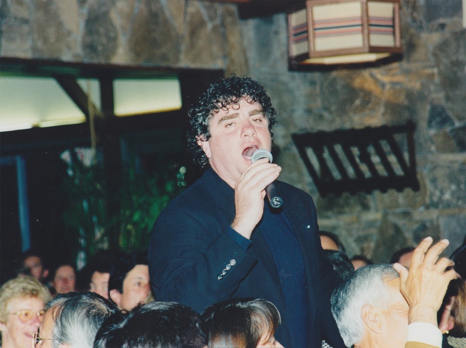 Pampi Laduche kantari. Azkaine, 1990eko hamarkada