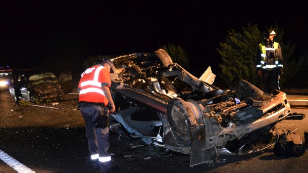 Larrialdietako zerbitzuko kideak, hildakoaren autoa aztertzen. Argazkia: Nafarroako Gobernua