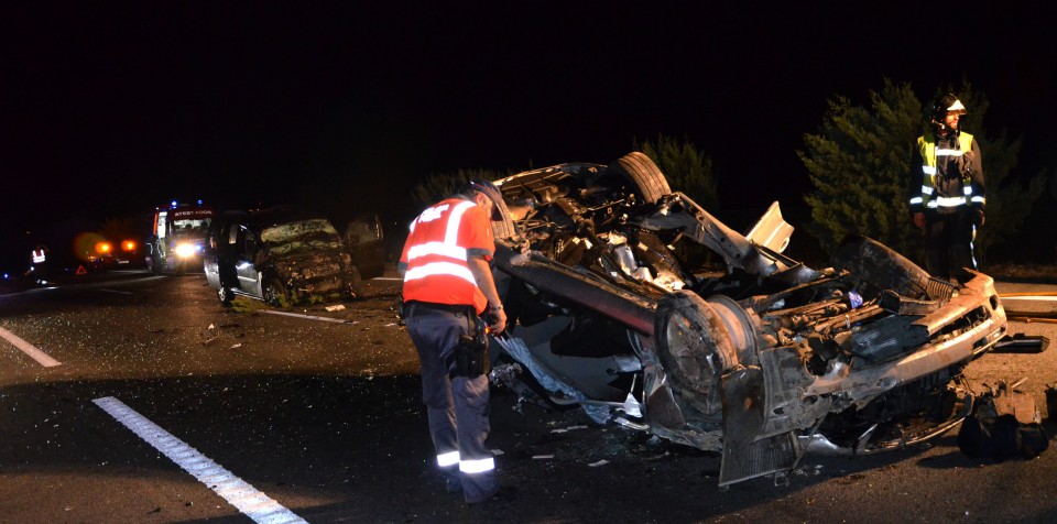 Miembros del servicio de emergencias inspeccionan el coche de la fallecida. Foto:Gobierno de Navarra