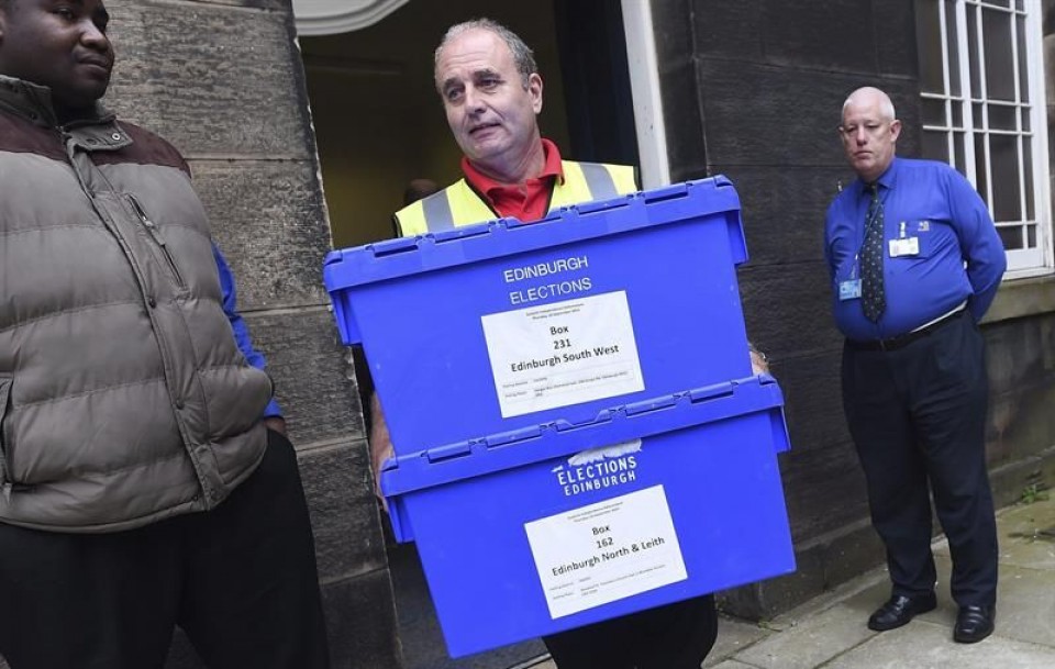 Un operario carga las urnas electorales en un camión, en Edimburgo. Foto: EFE