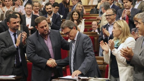 Artur Mas estrecha la mano a Oriol Junqueras en el Parlament. Foto: EFE