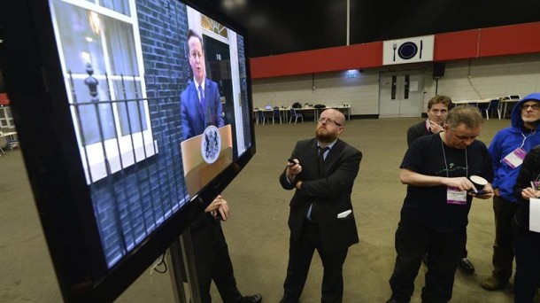 Varios periodistas siguen la comparecencia de David Cameron. Foto: EFE.