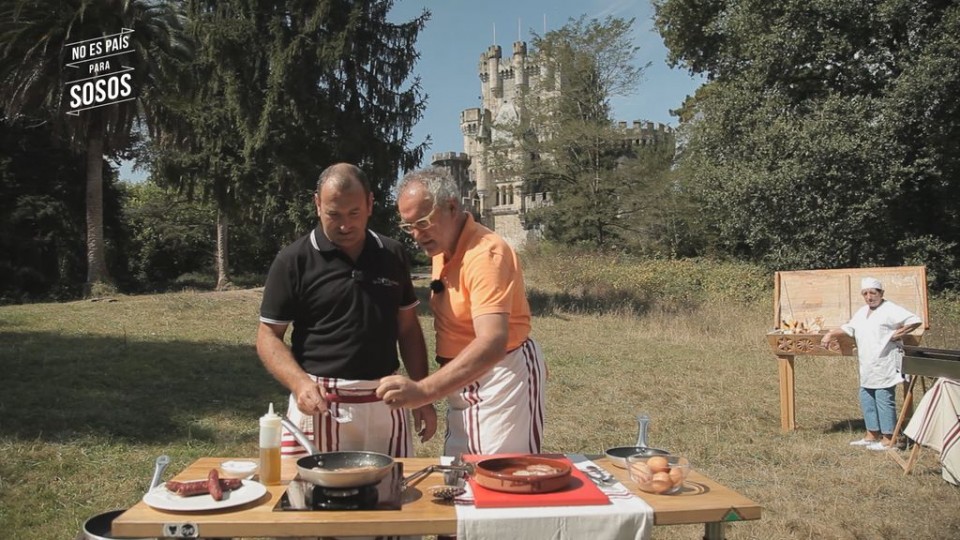 Sartenekoa prestatzen Butroiko gazteluaren aurrean.