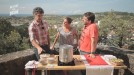 Ander y Virginia Berasategi aprenden a preparar cerveza de manera artesanal en Urduliz.
