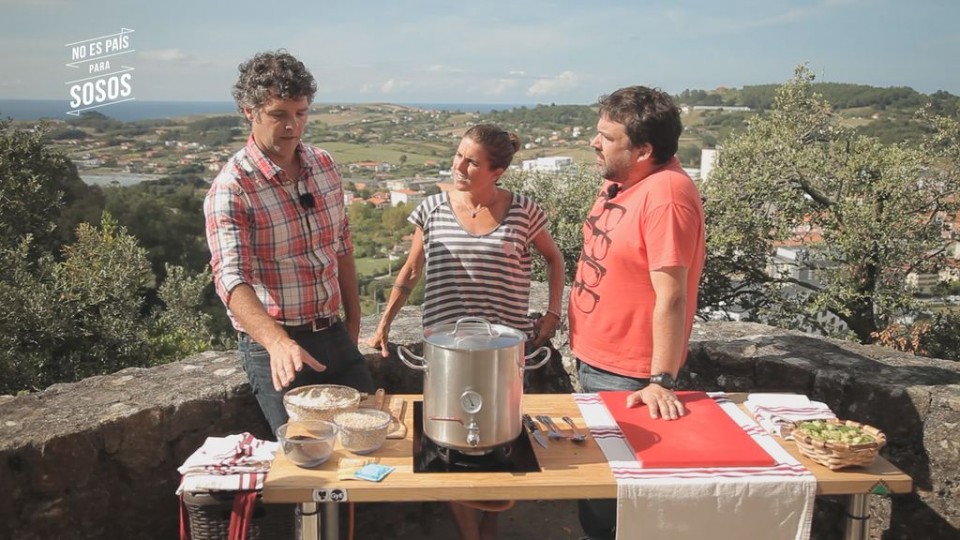 Virginia Berasategik eta Anderrek garagardoa artisau eran prestatzen ikasi dute Urdulizen.