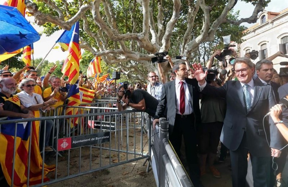 El presidente de la Generalitat, Artur Mas, saluda a su llegada al Parlament. Foto: EFE