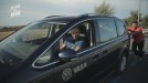 Unai intenta arrancar el coche con la ayuda de Ander y Ramón.
