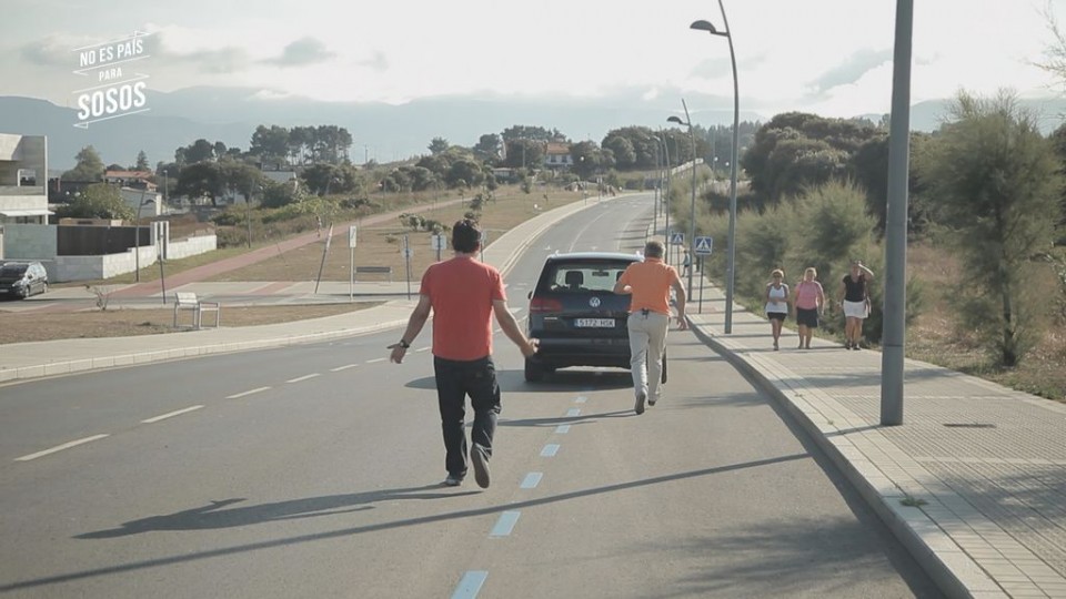 Unai Basurko autoan, Ander eta Ramon atzean utzita.