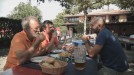 Ander, Ramón y Unai Basurko han ido a comer a una cervecera de Berango.