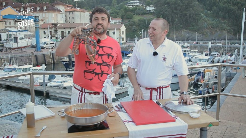 Ander Gonzalez Armintzan, eskuan abakando bat duela.