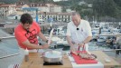 Ander, cocinando en Armintza.