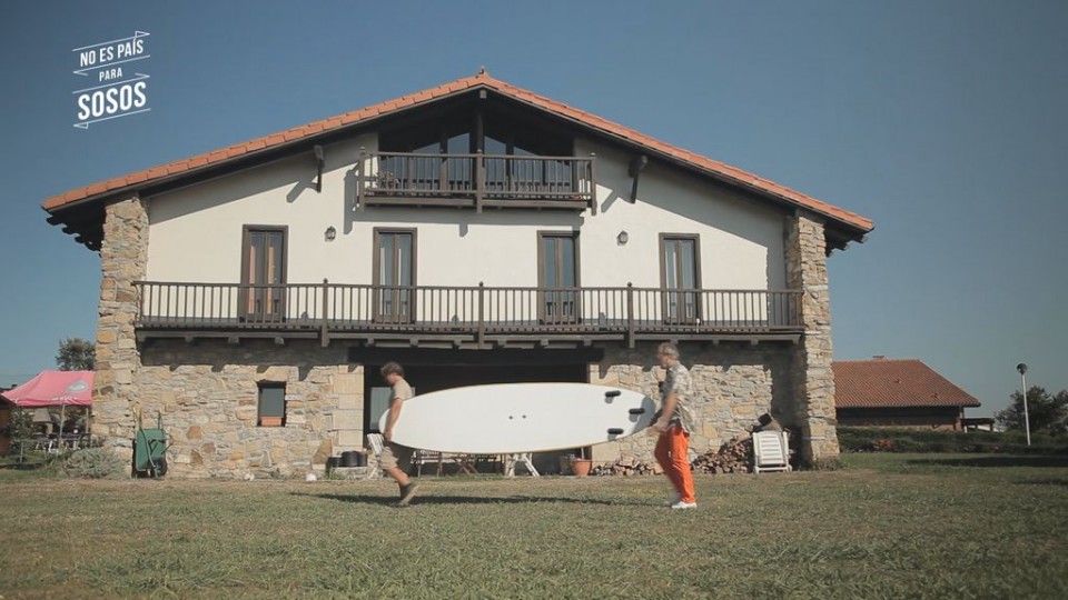 Ramon Roteta, surf taula batekin Barrikan.