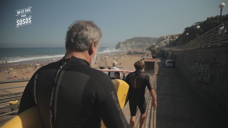 Ramon Sopelako hondartzara joan da surf egitera.