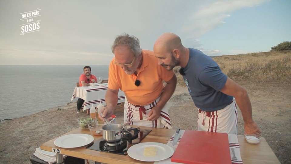 Ramon janaria nola prestatzen ari den begira dago Unai Basurko.