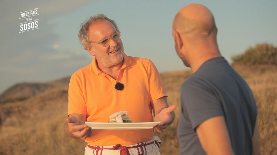 Ramon Roteta Unai Basurkori bere platera erakusten.