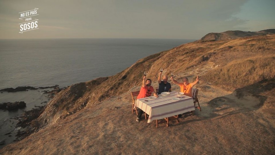 Ander, Unai eta Ramon, Barrikan topa egiten.