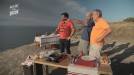 Unai Basurko señala al mar en Barrika ante la atenta mirada de Ander y Ramón.