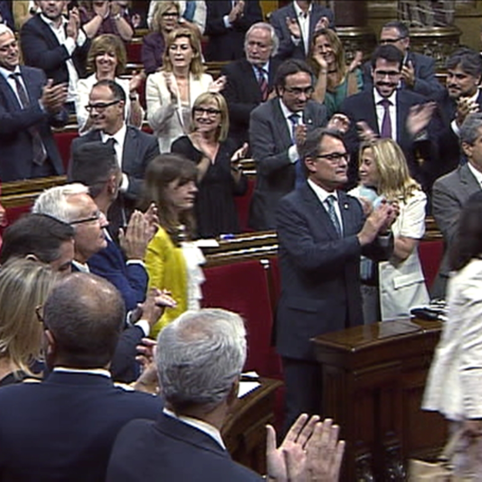 El presidente de la Generalitat, Artur Mas, saluda a su llegada al Parlament. Foto: EFE