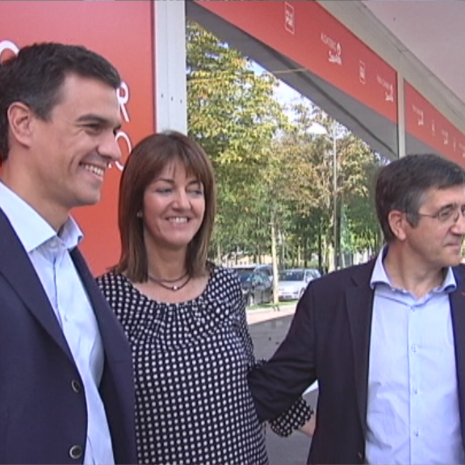 Pedro Sánchez junto a Idoia Mendia y Patxi López. Foto de archivo: EFE