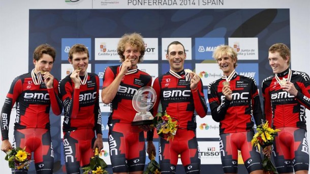 Los ciclistas del BMC, con la medalla de oro. Foto: EFE