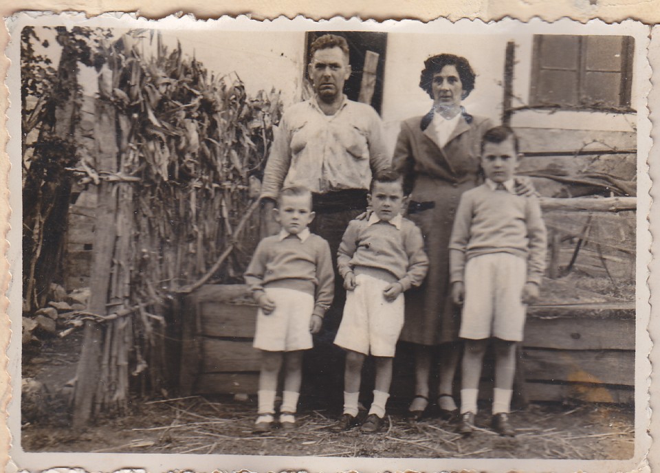 Antonio Bastegieta eta Luisa Bengoetxea, semeekin. Ezkerretik hasita, Javier, Juanito eta Marko, Markone baserrian. Kortezubi, 1940ko hamarkada