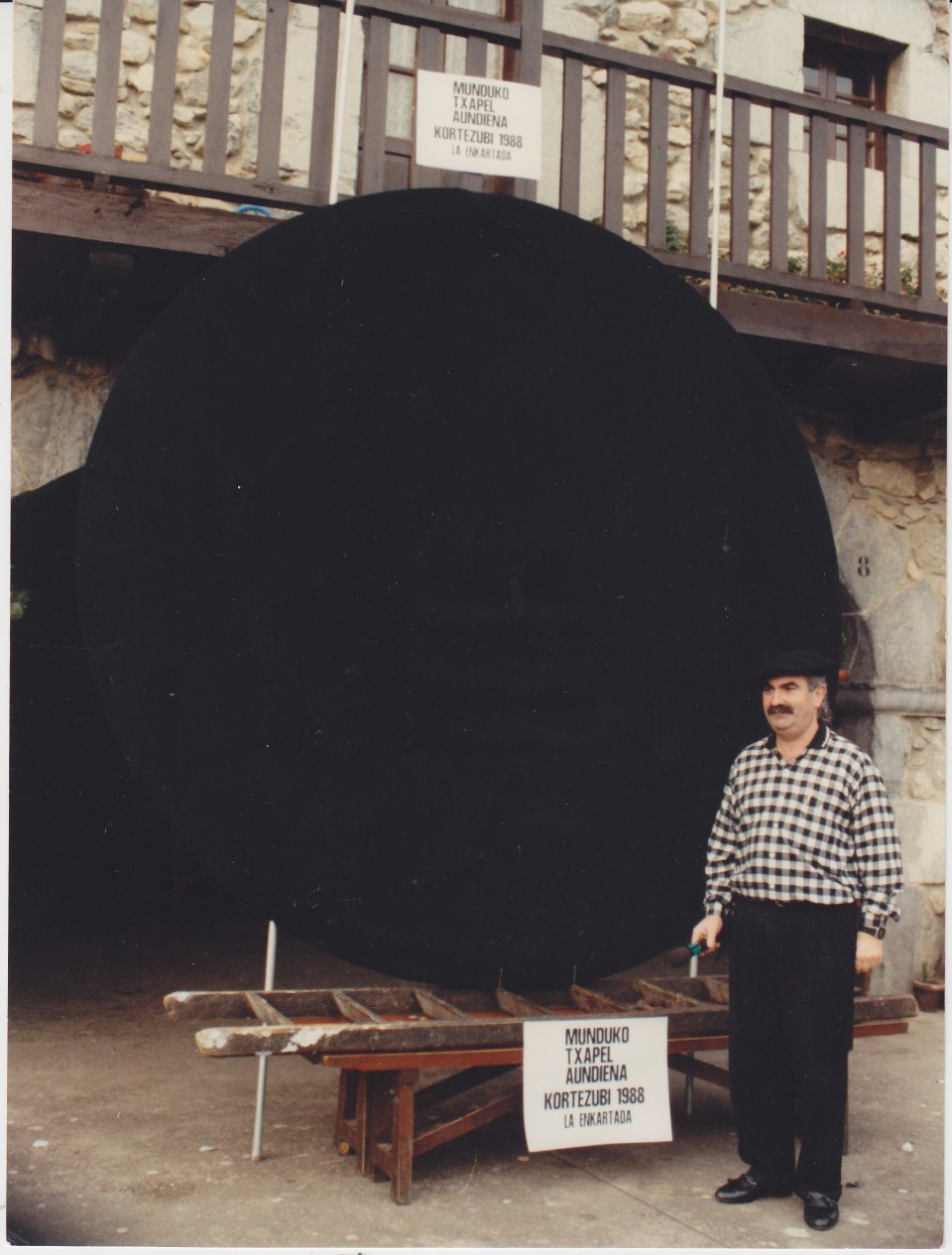 Munduko txapel handiena erakusten, 3 metroko diametrokoa. Kortezubi, 1988