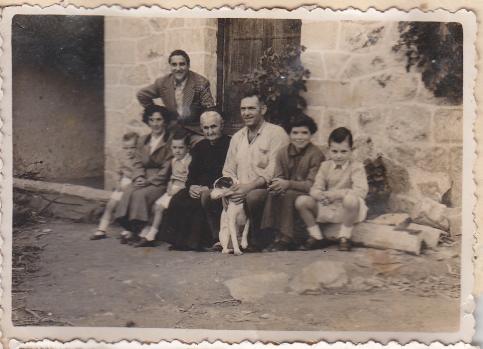 Bastegieta Bengoetxea familia Maria Elena Monasterio amamarekin. Kortezubi, 1940ko hamarkada