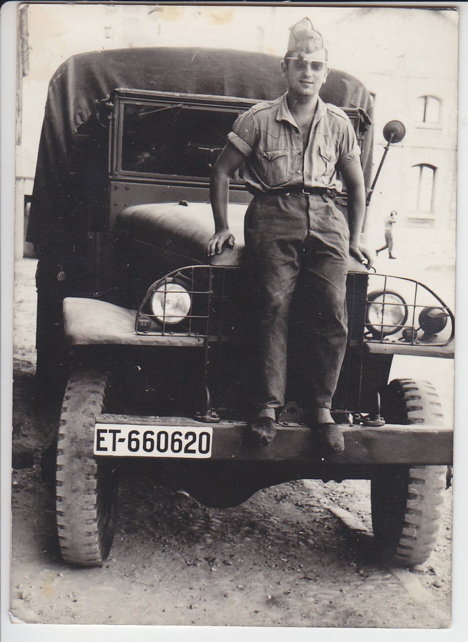 Marko soldadutzan, ogia banatzeko kamioian. Burgos, 1966